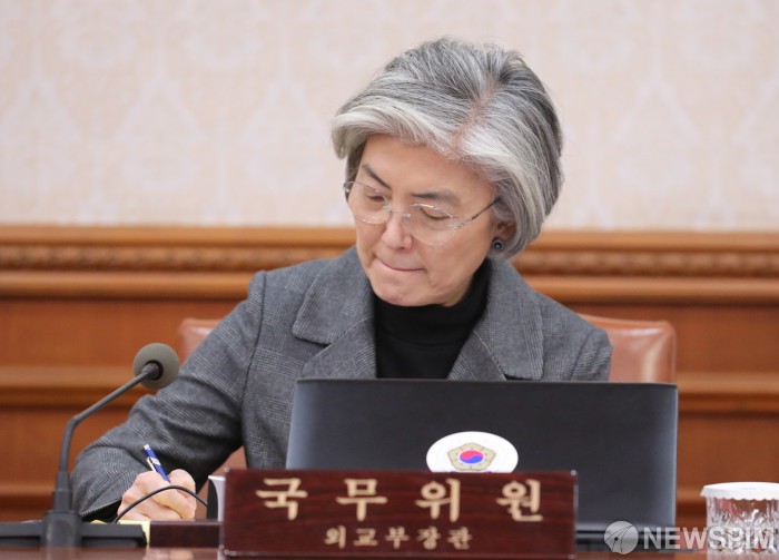 [서울=뉴스핌] 백인혁 기자 = 강경화 외교부 장관이 11일 오전 서울 종로구 정부서울청사에서 열린 국무회의에서 정세균 국무총리의 모두발언에 경청하며 메모하고 있다. 2020.02.11 dlsgur9757@newspim.com