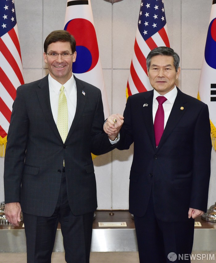 [서울=뉴스핌] 사진공동취재단 = 정경두 국방부 장관과 마크 에스퍼 미 국방부 장관이 지난해 11월 15일 서울 국방부에서 열린 제51차 한미안보협의회(SCM)에 앞서 기념촬영을 하고 있다. 2019.11.15 photo@newspim.com