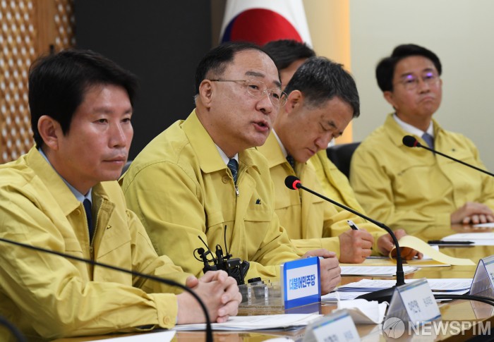 [서울=뉴스핌] 최상수 기자 = 홍남기 부총리 겸 기획재정부 장관(왼쪽 세번째)이 25일 오전 서울 여의도 더불어민주당 중앙당사에서 열린 고위당정협의회에 참석해 모두발언을 하고 있다. 2020.02.25 kilroy023@newspim.com