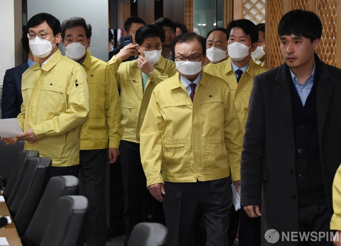 [서울=뉴스핌] 최상수 기자 = 이낙연 코로나19 재난안전대책위원회 위원장(왼쪽 두번째)과 이해찬 대표(가운데), 홍남기 부총리 겸 기획재정부 장관(왼쪽 다섯번째), 이인영 원내대표(왼쪽 여섯번째)가 25일 오전 서울 여의도 더불어민주당 중앙당사에서 열린 고위당정협의회에 마스크를 쓴채 입장을 하고 있다. 2020.02.25 kilroy023@newspim.com