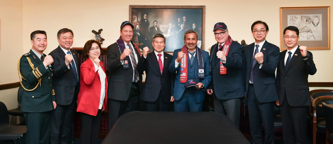 26일 국방부에 따르면 한미국방장관회담 참석 차 미국을 방문한 정경두 장관은 현지시간으로 25일 오후 짐 인호프 미국 상원 군사위원장, 코리 가드너 미국 상원 외교위 동아시아태평양 소위원장, 아미 베라 미국 하원 외교위 동아시아태평양 소위원장, 테드 요호 하원의원, 마이크 켈리 하원의원 등 미국 연방의회 의원을 만났다. [사진=국방부]