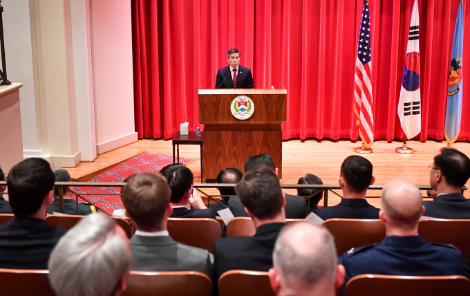 한미국방장관회담 차 방미 중인 정경두 국방부 장관은 26일(현지시간) 미국 워싱턴 D.C.에 위치한 미국 국방대학교를 방문해 국방대 재학생과 교직원을 대상으로 연설을 했다. [사진=국방부]