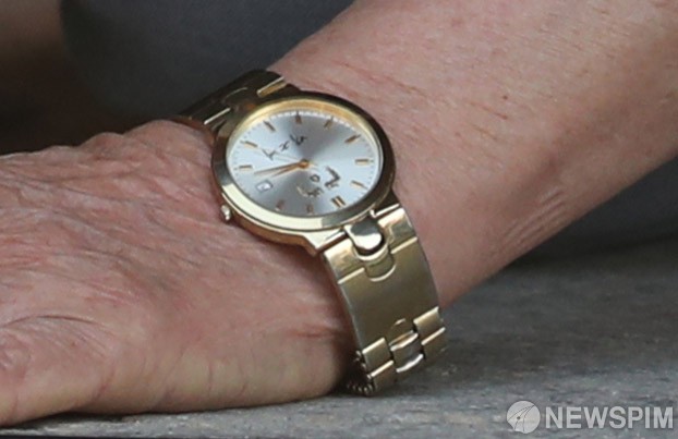 [서울=뉴스핌] 백인혁 기자 = 이만희 신천지예수교 증거장막성전(신천지) 총회장이 2일 오후 경기도 가평군 신천지 연수원 '평화의 궁전'에서 기자회견을 열고 있다. 이 총회장의 손목에 청와대 박근혜 전 대통령의 이름이 새겨진 시계가 보이고 있다. 2020.03.02 dlsgur9757@newspim.com