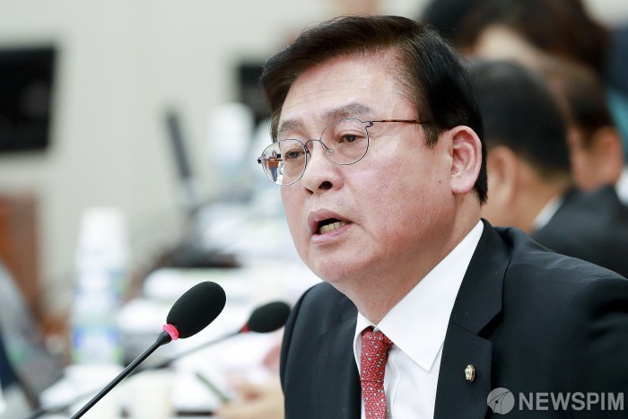 [서울=뉴스핌] 이형석 기자 = 정우택 자유한국당 의원이 14일 오전 서울 여의도 국회 산업통상자원중소벤처기업위원회에서 열린 한국수력원자력, 한국원자력환경공단, 한전원자력연료, 한국에너지정보문화재단, 한국남동발전, 한국중부발전, 한국서부발전, 한국남부발전, 한국동서발전 국정감사에서 질의를 하고 있다. 2019.10.14 leehs@newspim.com