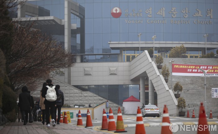 [서울=뉴스핌] 이한결 기자 = 코로나19(코로나바이러스감염증-19)의 확산이 지속되고 있는 1일 오전 서울 구로구 연세중앙교회에서 신도들이 주일예배를 위해 입장하고 있다. 연세중앙교회는 특별공지를 통해 신도들에게 인터넷 영상예배를 간곡히 부탁하고 있지만 자발적 예배 신도들은 철저히 마스크 착용과 손 소독을 거쳐 입장시키겠다고 밝혔다. 앞서 다른 대형교회인 여의도순복음교회, 사랑의교회, 새에덴교회, 소망교회, 명성교회, 영락교회, 충현교회 등은 온라인 예배 등으로 대체한다고 전했다. 2020.03.01 alwaysame@newspim.com