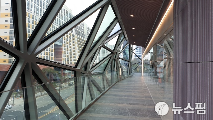 [수원=뉴스핌] 권혁민 기자 = 루프를 통해 건물 1층부터 12까지 올라갈 수 있다. 2020.03.03