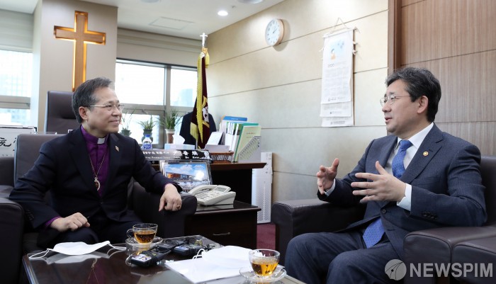 [서울=뉴스핌] 이현경 기자 = 박양우 문화체육관광부 장관이 서울 종로구 기독교대한감리회 본부에서 윤보환 감독회장 직무대행을 만나 코로나19 확산 방지를 위한 기독교계의 협조를 요청하고 있다. [사진=문체부] 2020.02.27 89hklee@newspim.com