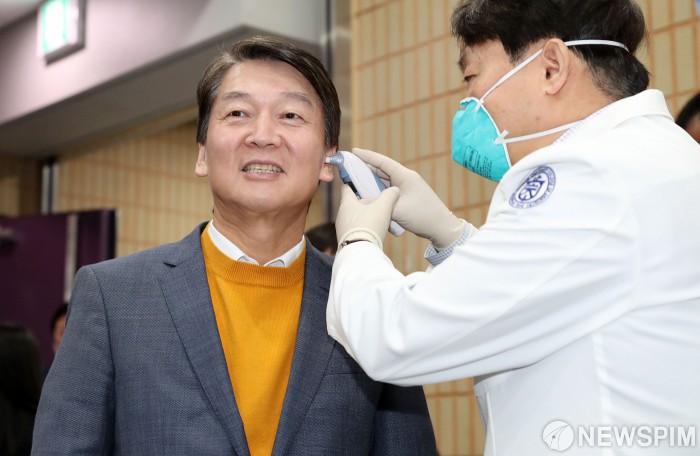 [서울=뉴스핌] 정일구 기자 = 안철수 전 국민의당 대표가 지난달 9일 오전 서울 영등포구 하이서울유스호스텔에서 열린 2020 국민당(가칭) 발기인 대회에 참석해 신종 코로나바이러스 감염증 관련 발열 검사를 받고 있다. 2020.02.09 mironj19@newspim.com