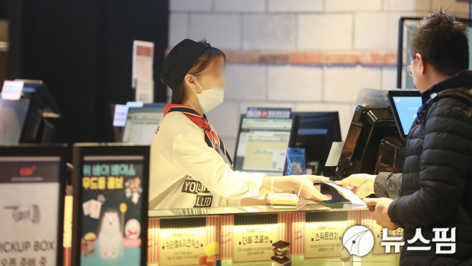 [서울=뉴스핌] 이형석 기자 = CGV여의도 아르바이트생이 마스크를 착용한 채 손님을 응대하고 있다. 2020.01.30 leehs@newspim.com