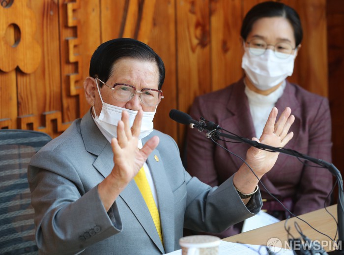 [가평=뉴스핌] 백인혁 기자 = 이만희 신천지 총회장이 2일 오후 경기 가평군 신천지 연수원 평화의궁전에서 코로나19 관련 긴급 기자회견을 하고 있다. 2020.03.02 dlsgur9757@newspim.com