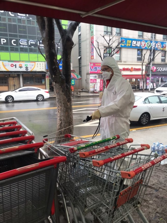 김학용 미래통합당 21대 총선 경기 안성시 예비후보자가 안성시 일대를 돌며 방역활동을 하고 있다.[사진=김학용 의원실 제공]