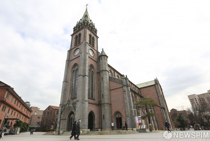 [서울=뉴스핌] 이한결 기자 = 26일 오후 서울 천주교 명동성당에 코로나19 확산 방지를 위한 미사 중지 안내문이 붙어있다. 천주교 서울대교구장인 염수정 추기경은 25일 담화문을 통해 26일부터 3월 10일까지 14일간 미사를 중지하고 본당 내 회합이나 행사 등도 중단해달라고 밝혔다. 명동성당을 포함한 천주교 서울대교구가 미사를 중단한 것은 전신인 조선대목구가 지난 1931년 설정된 이후로 처음이다. 2020.02.26  alwaysame@newspim.com