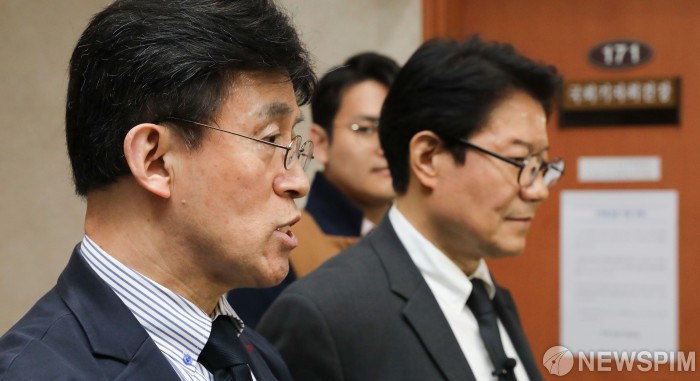 [서울=뉴스핌] 최상수 기자 =  최배근, 우희종 시민을위하여 공동대표가 9일 오전 서울 여의도 국회 정론관에서 '플랫폼 정당 시민을위하여' 관련 기자회견을 마친 뒤 취재진의 질문에 답변하고 있다. 2020.03.09 kilroy023@newspim.com