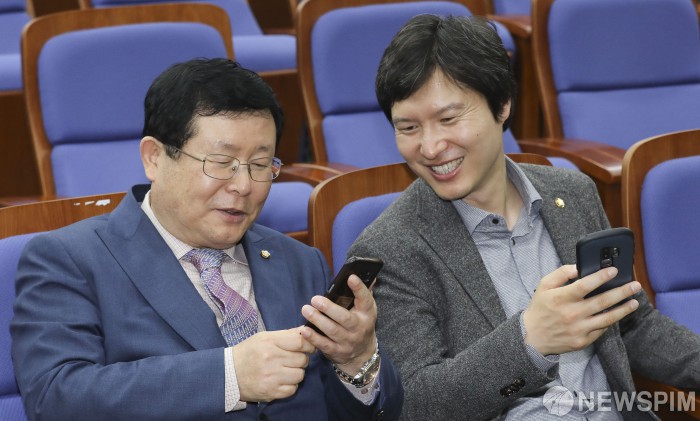 [서울=뉴스핌] 최상수 기자 = 설훈 더불어민주당 최고위원, 김해영 최고위원이 25일 오후 서울 여의도 국회에서 열린 의원총회에서 대화를 나누고 있다. 2019.10.25 kilroy023@newspim.com