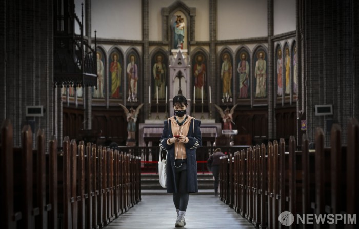 [서울=뉴스핌] 이한결 기자 = 26일 오후 서울 천주교 명동성당에서 코로나19를 예방하기 위해 마스크를 착용한 시민이 개인 기도를 마친 뒤 나서고 있다. 천주교 서울대교구장인 염수정 추기경은 25일 담화문을 통해 26일부터 3월 10일까지 14일간 미사를 중지하고 본당 내 회합이나 행사 등도 중단해달라고 밝혔다. 명동성당을 포함한 천주교 서울대교구가 미사를 중단한 것은 전신인 조선대목구가 지난 1931년 설정된 이후로 처음이다. 2020.02.26  alwaysame@newspim.com