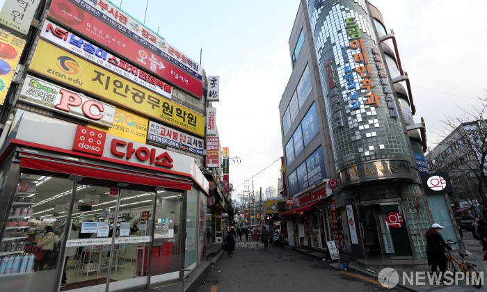 [서울=뉴스핌] 정일구 기자 = 신종 코로나바이러스 감염증(코로나19) 확진자가 급속히 늘어나고 있는 26일 오후 서울 동작구 노량진 학원들이 휴원에 들어간 가운데 거리가 한산한 모습을 보이고 있다. 2020.02.26 mironj19@newspim.com