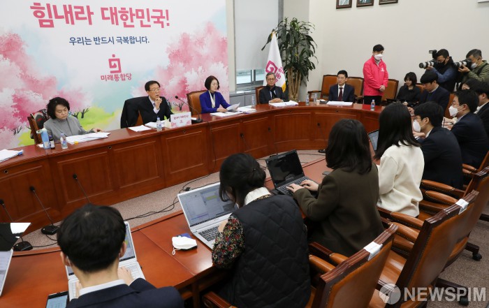 [서울=뉴스핌] 최상수 기자 = 이석연 미래통합당 공천관리위원회 위원장 직무대행이 17일 오후 서울 여의도 국회에서 공관위 브리핑을 하고 있다. 2020.03.17 kilroy023@newspim.com