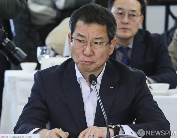 [서울=뉴스핌] 이한결 기자 = 권순호 HDC현대산업개발 대표이사가 14일 오전 서울 중구 한국프레스센터에서 열린 '10대 건설사 CEO 및 건설협회장 건설재해 예방 간담회'에서 이재갑 고용노동부 장관의 인사말을 경청하고 있다. 간담회에서는 개정 산업안전보건법 이행준비 상황을 확인하고 건설업 사망사고 감축을 위한 정부 정책 설명 및 협조 당부가 이루어진다. 2020.01.14 alwaysame@newspim.com