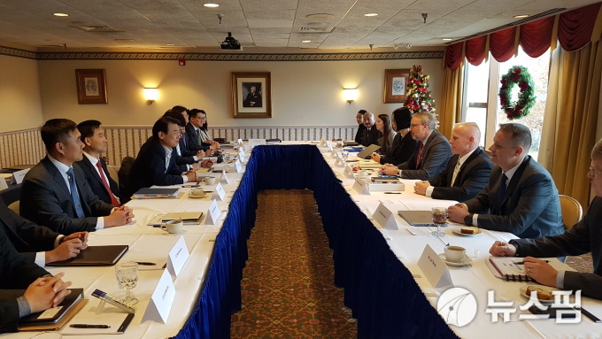 한미 대표단이 지난해 12월 3일 미국 워싱턴DC에서 방위비분담특별협정(SMA) 체결을 위한 회의를 진행하고 있다. [사진 = 외교부]