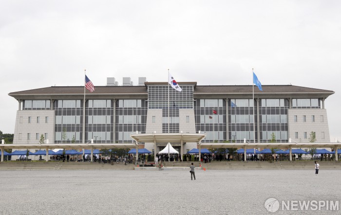 [평택=뉴스핌] 사진공동취재단 = 지난해 6월 29일 오전 경기도 평택시 주한미군 험프리스 기지에서 유엔사·주한미군사령부 본청을 개관하고 취재진에게 공개하고 있다.