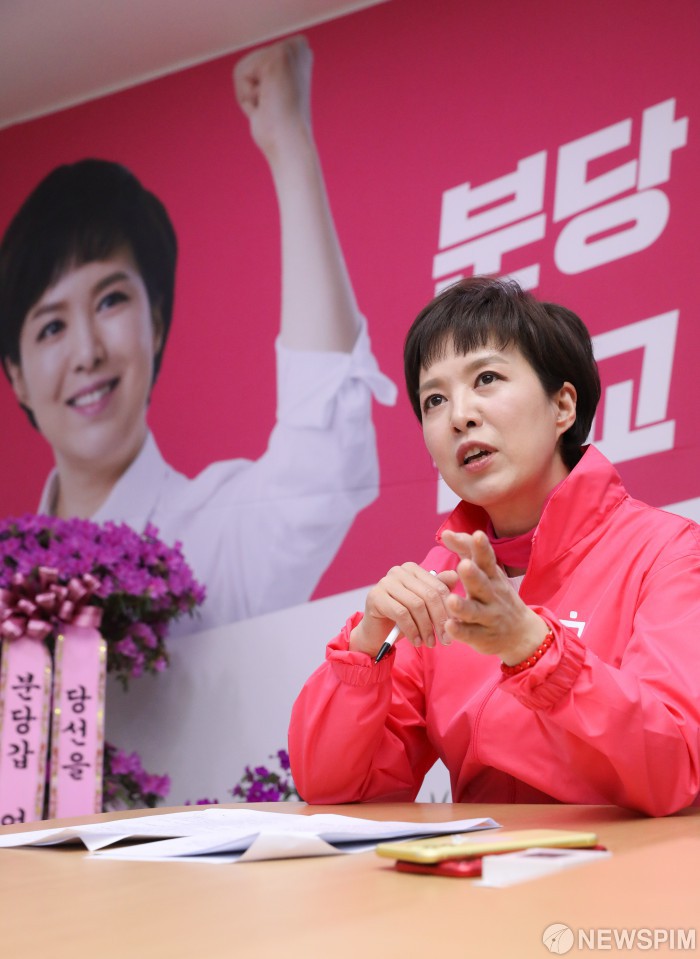 [성남=뉴스핌] 최상수 기자 = 김은혜 성남 분당갑 미래통합당 후보가 25일 경기도 성남시 분당구에 위치한 선거사무소에서 뉴스핌과 인터뷰를 하고 있다. 2020.03.25 kilroy023@newspim.com