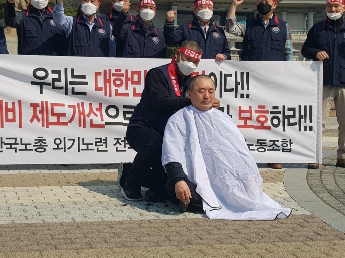 주한미군 한국인 노조는 25일 청와대 분수대 앞에서 한국노동조합총연맹(한국노총)과 함께 기자회견을 열고 주한미군의 한국인 근로자 강제 무급휴직 통보 조치에 항의하고 정부에 대책 마련을 촉구했다. 최응식 주한미군 한국인 노조위원장이 주한미군 조치에 항의하는 의미로 삭발을 하고 있다. [사진=주한미군 한국인 근로자 노동조합]