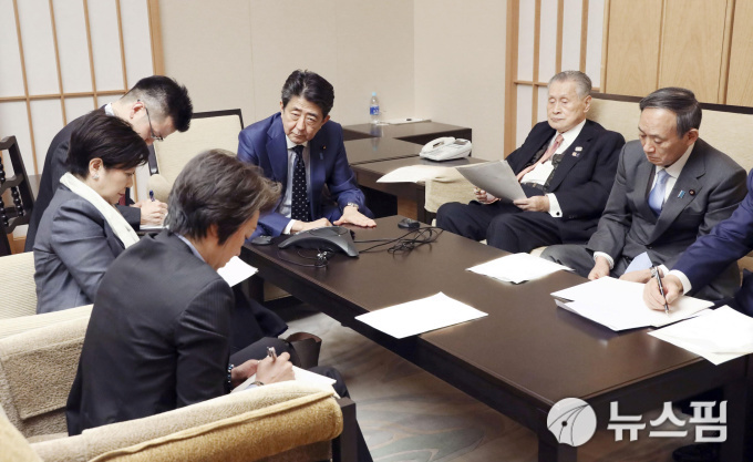 바흐IOC 위원장과 전화 회담을 갖기전 대책을 논의하는 일본 아베 총리(가운데). [사진= 로이터 뉴스핌]