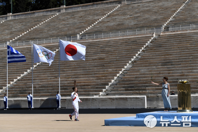 그리스에서 채화된 성화가 일본에 전달되는 장면. 성화는 일본에 그대로 남아 내년 올림픽에서 사용된다. [사진= 로이터 뉴스핌]