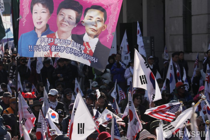 [서울=뉴스핌] 백인혁 기자 = 박근혜대통령 무죄 석방 1000만 국민운동 본부 등 10여개 보수단체 회원들이 지난해 11월 9일 오전 서울 용산구 서울역 앞에서 제153차 태극기 집회를 열고 구호를 외치고 있다. 2019.11.09 dlsgur9757@newspim.com