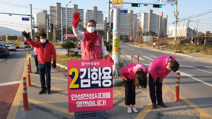 지난 30일 경기 안성시 공도읍에서 출근길 인사를 하고 있는 김학용 미래통합당 후보 <사진 = 김학용 의원실>