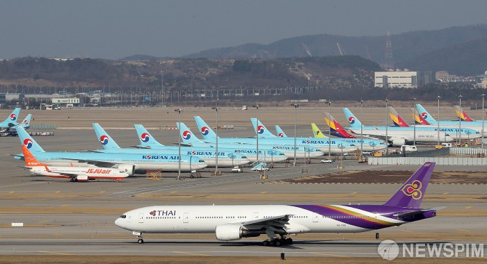 [영종도=뉴스핌] 정일구 기자 = 신종 코로나바이러스 감염증(코로나19) 여파로 한국인 입국을 제한하는 국가가 늘어나고 있는 지난 2일 오후 인천국제공항 주기장에 항공기들이 멈춰 서 있다. 2020.03.02 mironj19@newspim.com