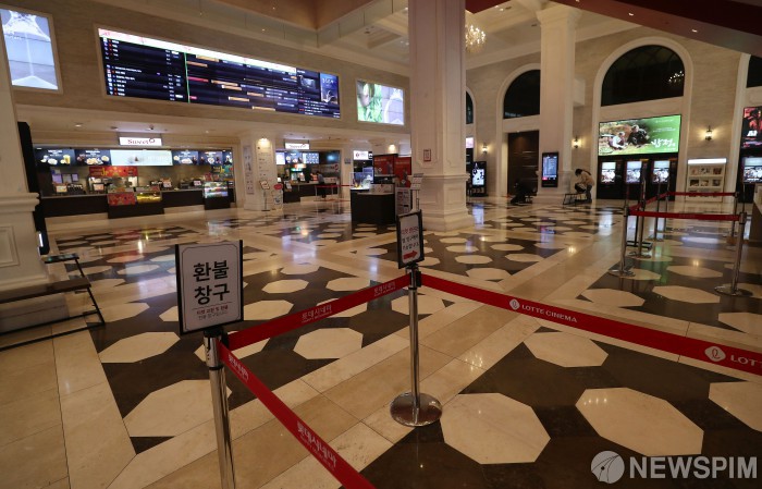 [서울=뉴스핌] 정일구 기자 = 신종 코로나바이러스 감염증(코로나19) 확진자가 지속적으로 늘어나고 있는 17일 오전 서울 송파구의 한 영화관이 코로나19 여파로 한산한 모습을 보이고 있다. 2020.03.17 mironj19@newspim.com