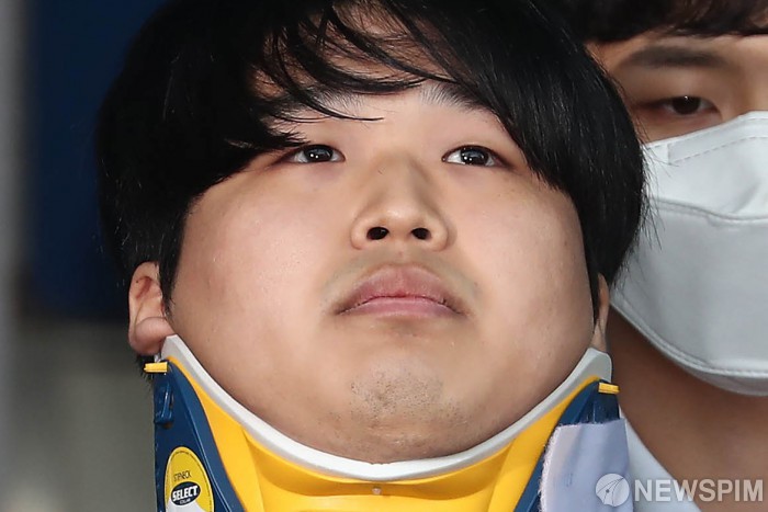 [서울=뉴스핌] 이형석 기자 = 메신저 텔레그램에서 이른바 'n번방'을 운영하며 미성년자 성 착취 동영상을 제작·유포한 핵심 운영자 조주빈 씨가 25일 오전 서울 종로경찰서에서 서울중앙지검으로 송치되고 있다. 이날 모습을 드러낸 조 씨는 "멈출 수 없었던 악마의 삶을 멈추어 주셔서 감사하다"고 말한 뒤 경찰차량으로 향했다. 경찰은 지난 24일 서울지방경찰청에서 신상공개위원회를 열고 조 씨의 신상을 공개하기로 결정한 바 있다. 2020.03.25 leehs@newspim.com