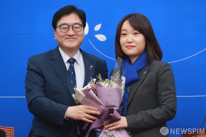 [서울=뉴스핌] 이형석 기자 = 더불어민주당 21대 총선 8번째 영입인사 이소영 환경전문변호사(오른쪽)가 지난 1월 14일 오전 서울 여의도 국회에서 우원식 의원에게 입당을 축하하는 꽃다발을 받고 있다. 2020.01.14 leehs@newspim.com