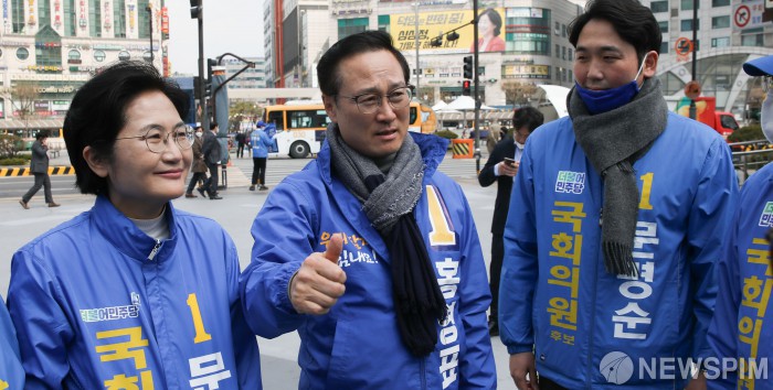 [고양=뉴스핌] 최상수 기자 = 홍영표 더불어민주당 의원(왼쪽 두번째)이 지난 10일 오전 경기도 고양시 화정역 인근에서 문명순 고양갑 후보(왼쪽)에 대한 지원 유세에 나선 가운데 선거운동원들과 대화를 나누고 있다. 2020.04.10 kilroy023@newspim.com