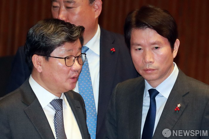 [서울=뉴스핌] 이형석 기자 = 이인영 더불어민주당 원내대표(오른쪽)와 전해철 예결위 간사가 지난해 12월 10일 오전 서울 여의도 국회에서 열린 제371회 제12차 본회의에서 대화를 나누고 있다. 2019.12.10 leehs@newspim.com