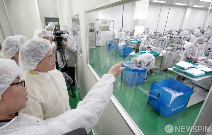 [서울=뉴스핌]  문재인 대통령이 지난 6일 오후 마스크 생산업체인 경기도 평택시 ㈜우일씨앤텍을 방문해  마스크 생산 공정을 지켜보고 있다.[사진=청와대 ] 2020.03.06 photo@newspim.co