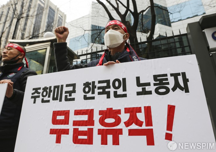 [서울=뉴스핌] 이한결 기자 = 27일 오전 서울 종로구 정부서울청사 별관 외교부 앞에서 전국주한미군한국인노동조합원들이 손 팻말을 든 채 2인 시위를 진행하고 있다. 2020.03.27 alwaysame@newspim.com