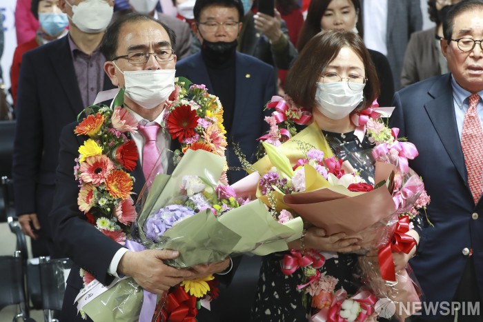 [서울=뉴스핌] 이형석 기자 = 태구민(태영호) 미래통합당 서울 강남구갑 국회의원 후보가 지난 16일 새벽 서울 강남구 선거사무소에서 당선이 확실시 되자 꽃목걸이를 걸고 포즈를 취하고 있다. 2020.04.16 leehs@newspim.com