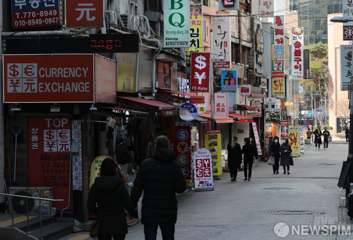 [서울=뉴스핌] 백인혁 기자 = 14일 오후 서울 중구 명동거리가 코로나19 여파로 인해 한산한 모습을 보이고 있다. 2020.03.14 dlsgur9757@newspim.com
