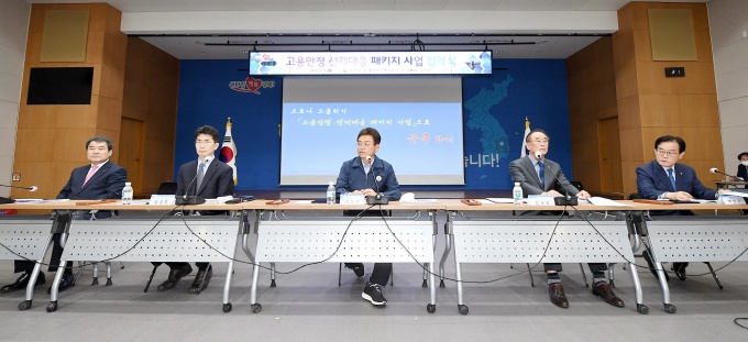 이철우 경북지사가 지난 1일 도청 회의실에서 고용노동부, 김천시, 구미시, 칠곡군과 함께 '고용안정 선제대응 패키지 사업'성공적 추진을 위해 업무협약을 체결하고 있다.[사진=경북도] 2020.05.02 nulcheon@newspim.com