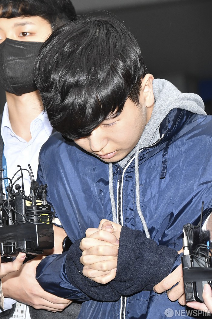 [서울=뉴스핌] 이형석 기자 = 텔레그램 '박사방' 운영자 조주빈 공범으로 신상이 공개되는 '부따' 강훈이 17일 오전 서울 종로경찰서에서 서울중앙지검으로 송치되고 있다. 이날 강훈은 "진심으로 사죄드리고 죄송하다"고 말한 뒤 호송차량으로 향했다. 2020.04.17 leehs@newspim.com