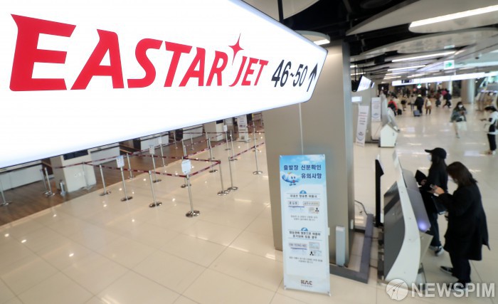 [서울=뉴스핌] 정일구 기자 = 신종 코로나바이러스 감염증(코로나19) 여파로 이스타항공이 국제선에 이어 국내선 운항 중단에 들어간 24일 오전 서울 강서구 김포공항 국내선 청사 이스타항공 발권 창구가 한산한 모습을 보이고 있다. 2020.03.24 mironj19@newspim.com