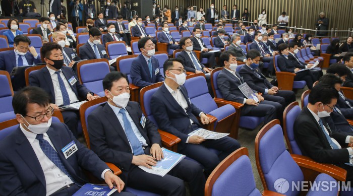 [서울=뉴스핌] 최상수 기자 = 6일 오전 서울 여의도 국회에서 열린 더불어민주당 제1기 원내대표 후보 합동토론회에 초선 당선인들이 자리하고 있다. 2020.05.06 kilroy023@newspim.com