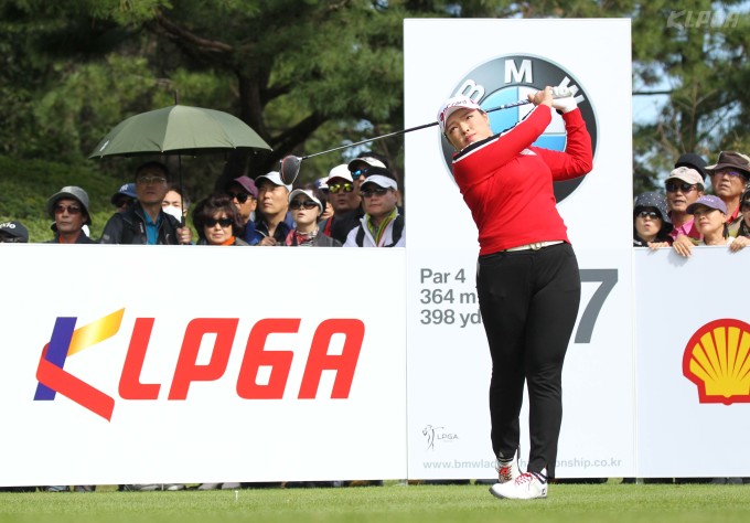 지난해 10월 하나금융그룹 챔피언십서 KLPGA 시즌 첫승이자 통산 11승을 써낸 장하나. [사진=KLPGA]