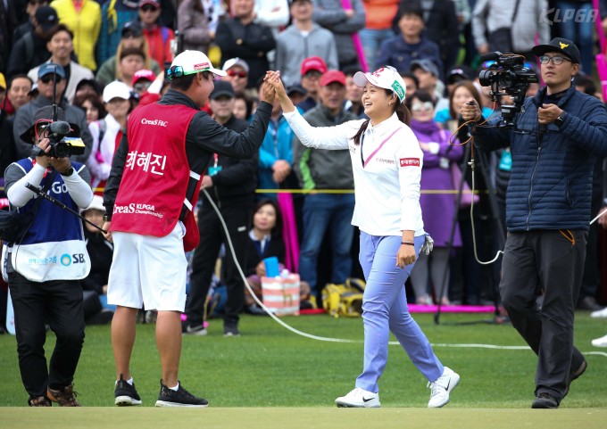 지난해 열린 KLPGA 챔피언십에서 연장전 끝에 우승한 최혜진. [사진= KLPGA])