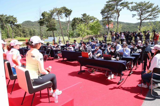 제42회 KLPGA  챔피언십 미디어 데이에 모여든 취재진. [사진= KLPGA]