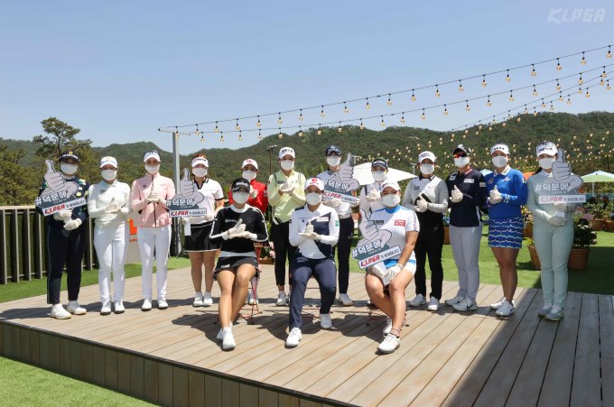 제42회 KLPGA 챔피언십 공식 포토콜에서 선수들이 포즈 취하고 있다. [사진= KLPGA]