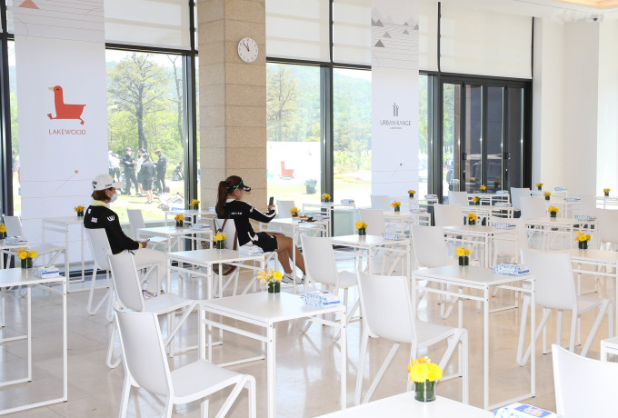 레스토랑에서 1인 식사하는 참가 선수. [사진= KLPGA]