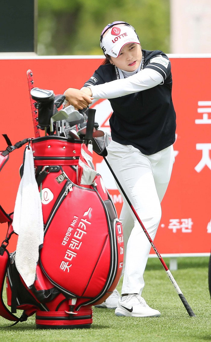 [양주=뉴스핌] 윤창빈 기자 = 최혜진이 14일 오전 경기도 양주 레이크우드CC에서 열린 제42회 KLPGA 챔피언십 제1라운드 1번홀에서 몸을 풀고 있다. 2020.05.14 pangbin@newspim.com